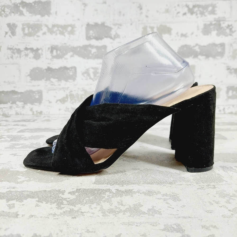 New Adrienne Vittadini Genie Black Faux Suede Sandals M348
